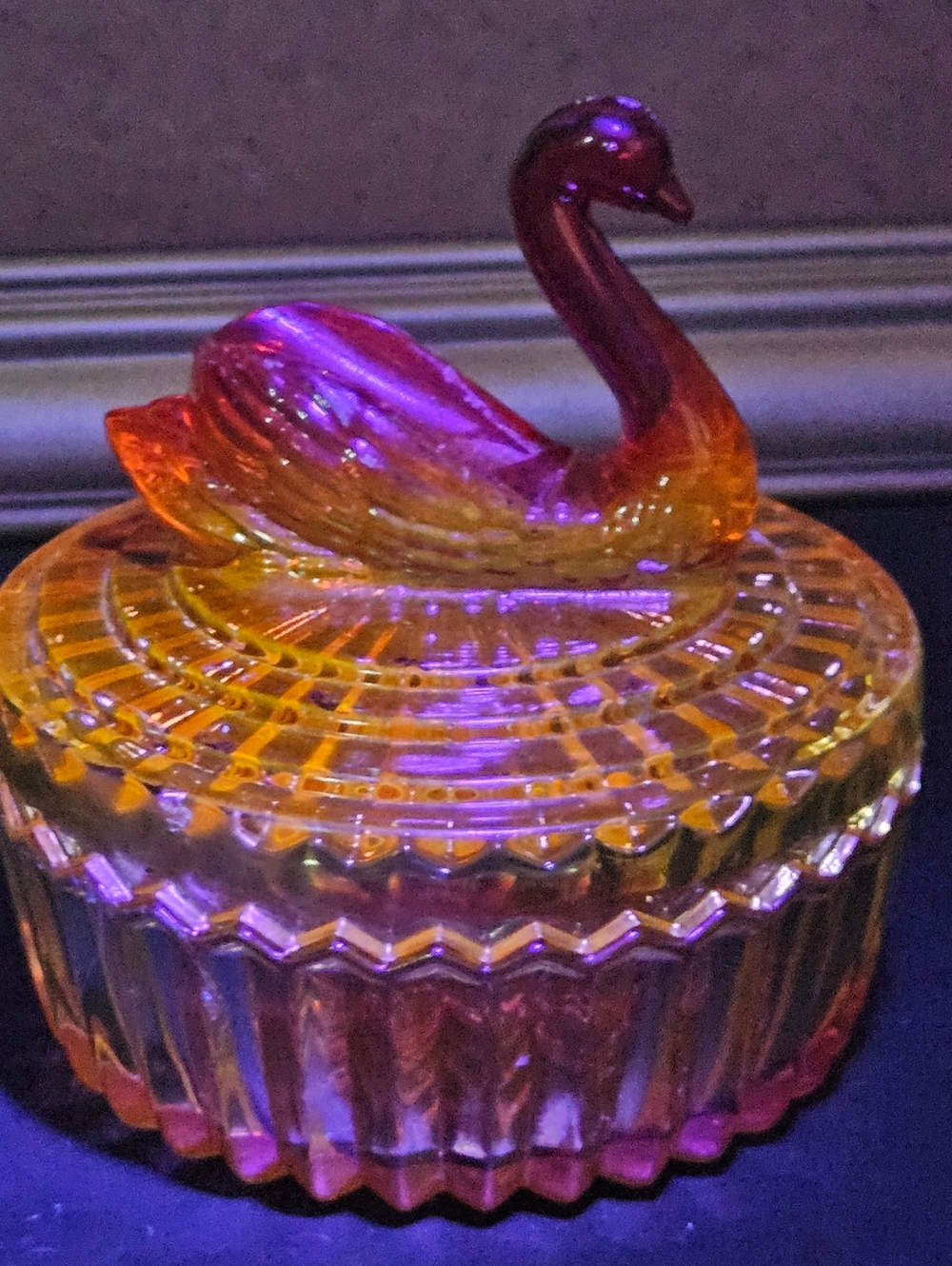 Vintage Jeanette Glass Amberina Powder or Trinket Dish featuring Swan Lid - Picture 14 of 14
